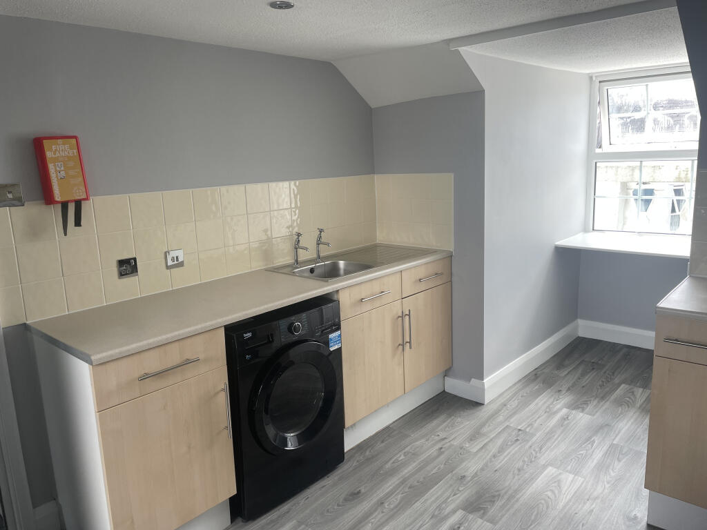 13 Hill Park Crescent flat 3 TFF Image 3