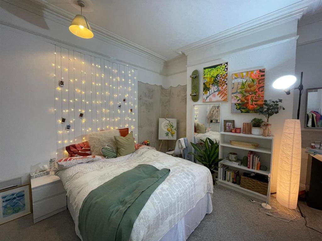 35 North Road East Image 1