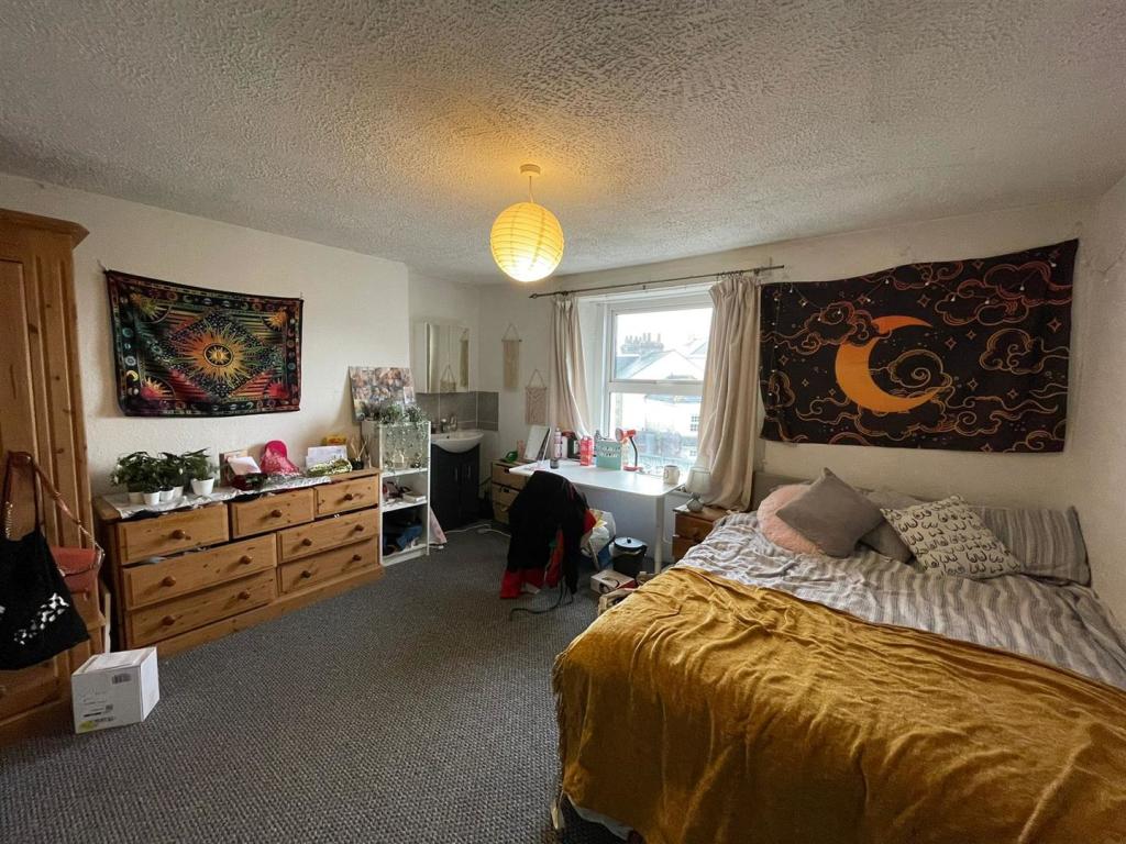 35 North Road East Image 1