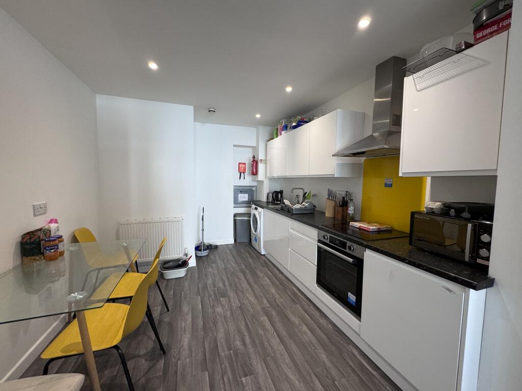 61A Ebrington Street Image 1